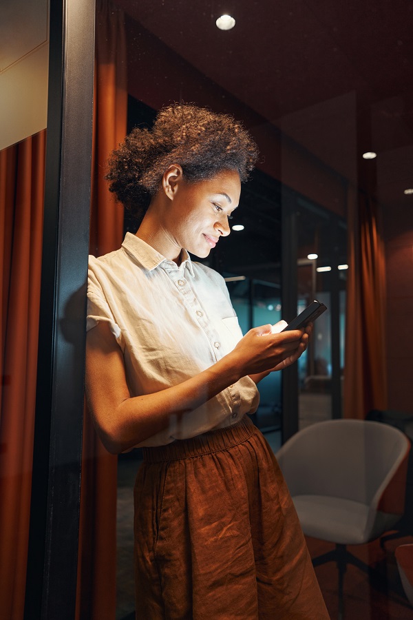 Jeune femme sur son téléphone