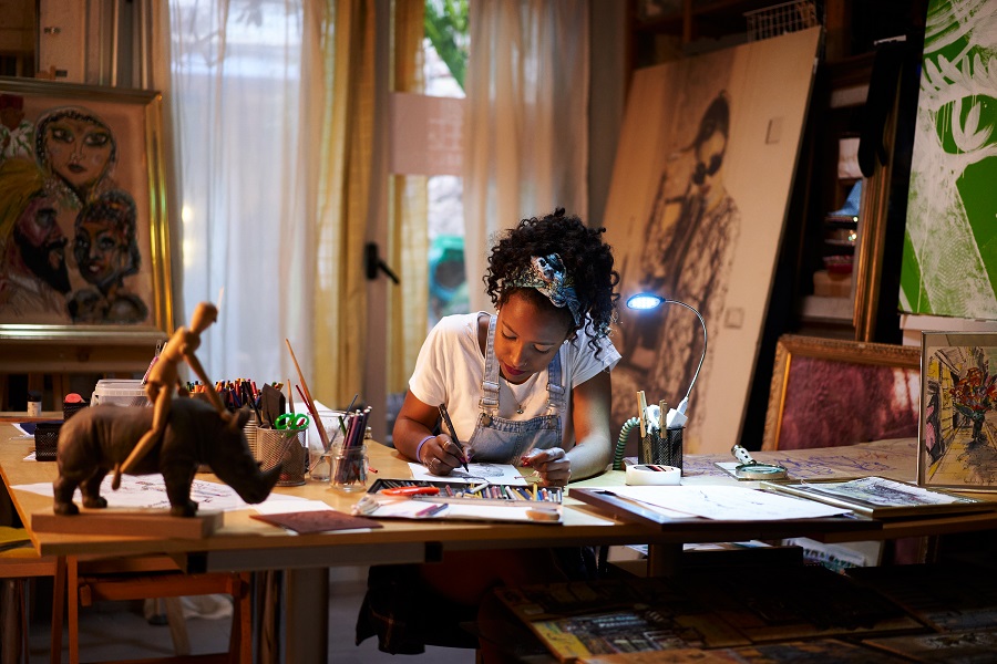 Jeune artiste au travail dans son atelier.