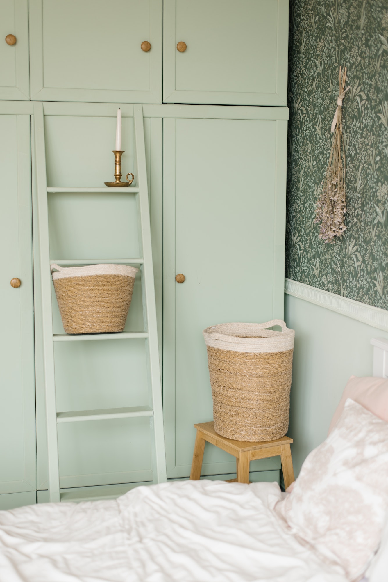 How to Refurbish Bedroom Cupboards